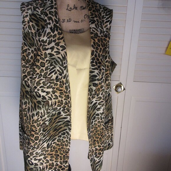 Lady Dorby Dbl. Breasted Sleeveless Blazer style, Size 22 with Gold Tank Top - Picture 7 of 9